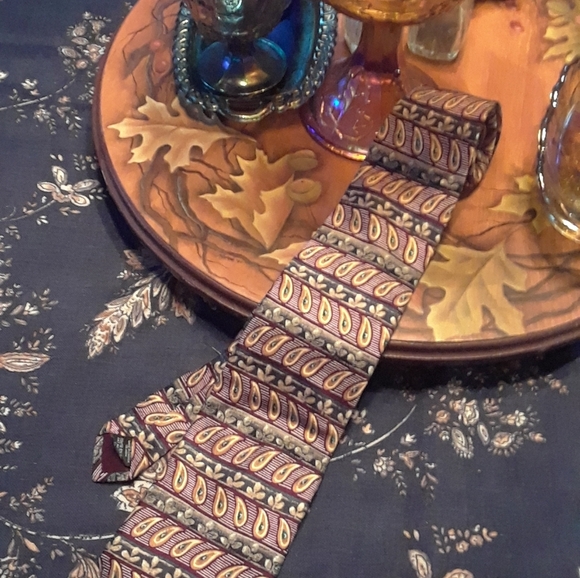 100% silk Arrow Paisley green and brown dress tie - Picture 4 of 8